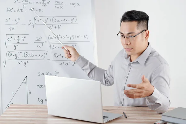 Matematiklärare pekar på whiteboard — Stockfoto