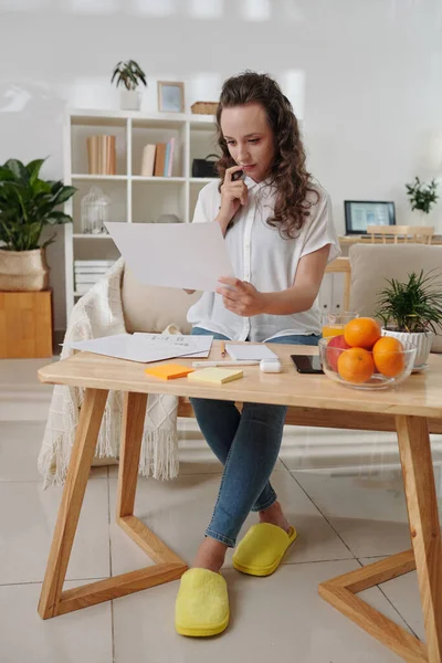 Femme d'affaires Lecture et analyse des données — Photo