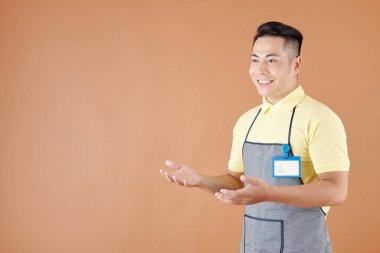 Neşeli, yakışıklı, kahve işçisi.