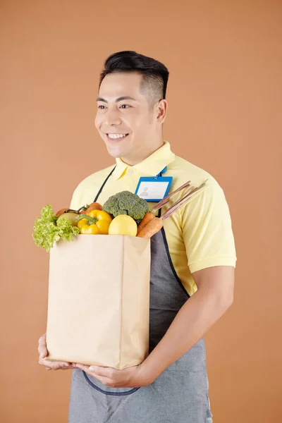 Człowiek z papierowym opakowaniem artykułów spożywczych — Zdjęcie stockowe