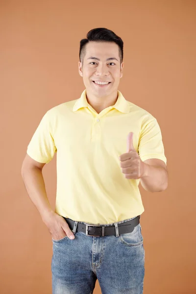 Zelfverzekerde glimlachende man toont duimen-up — Stockfoto