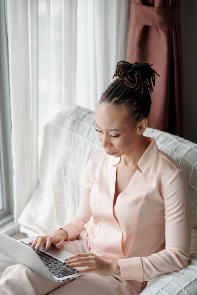 Mujer en ropa de salón Trabajando en el ordenador portátil — Foto de Stock