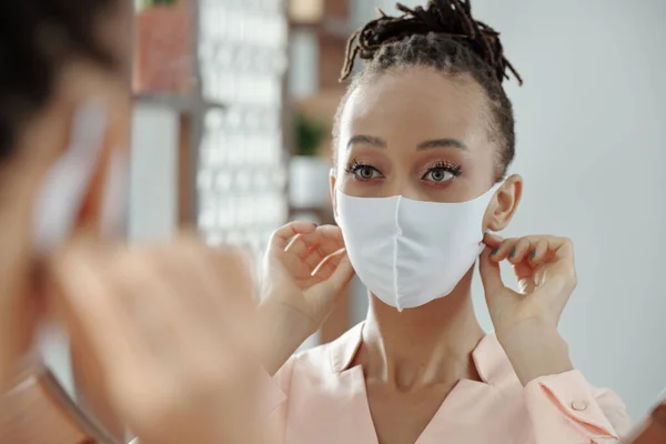 Vrouw aanpassen van medische masker — Stockfoto