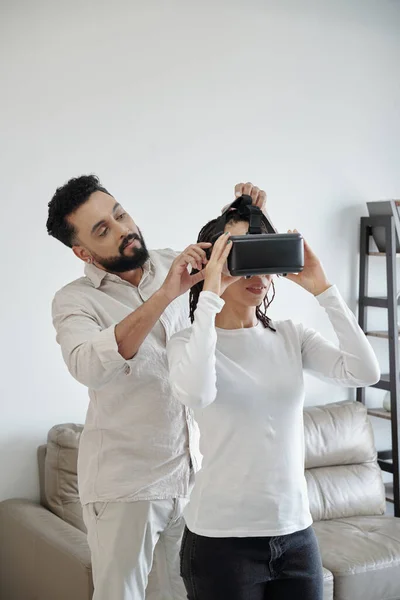 Vriendje en vriendinnetje testen VR-headset — Stockfoto