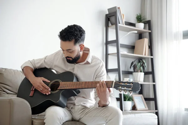 Mann spielt Gitarre — Stockfoto