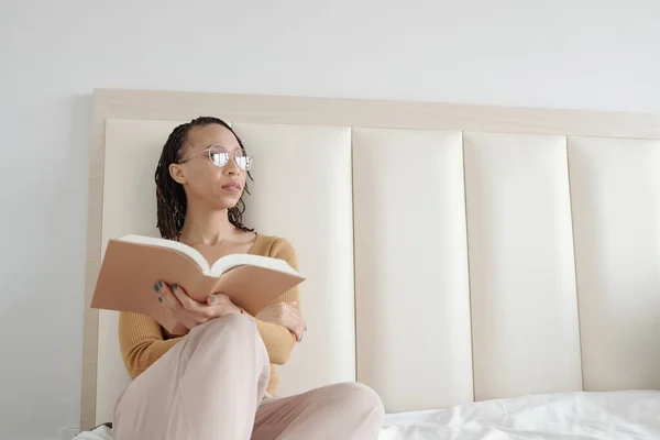 Frau liest im Bett — Stockfoto