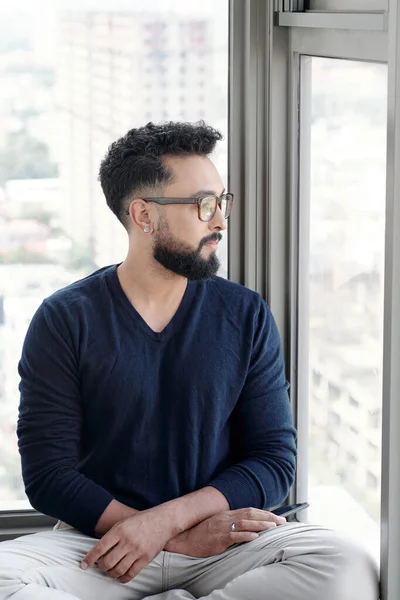 Pensive Man op zoek door het raam — Stockfoto