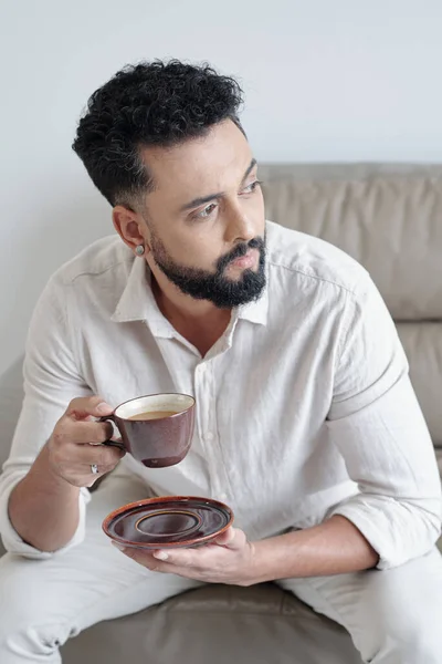 Nadenkend man drinken koffie — Stockfoto