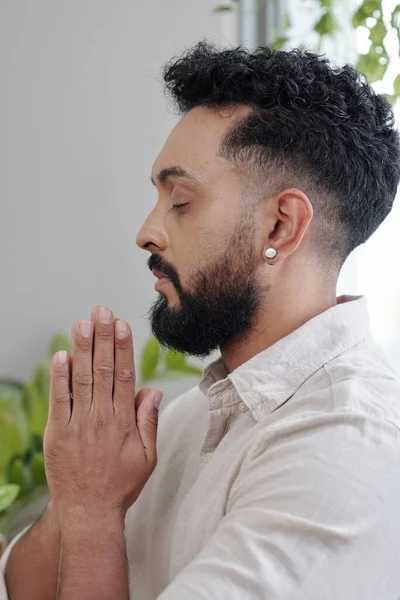 若い男を祈る — ストック写真