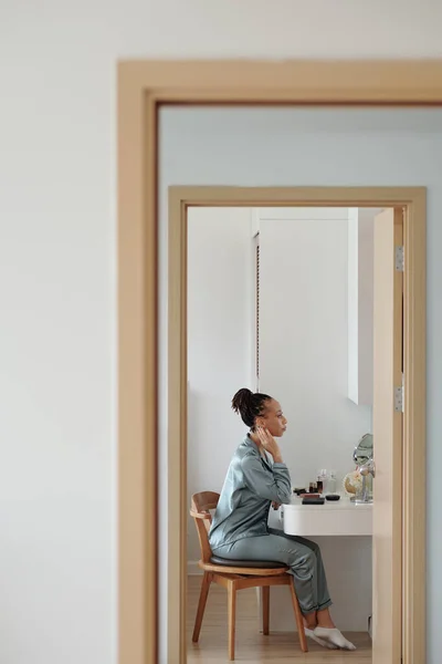 Mujer Aplicando cuidado de la piel — Foto de Stock