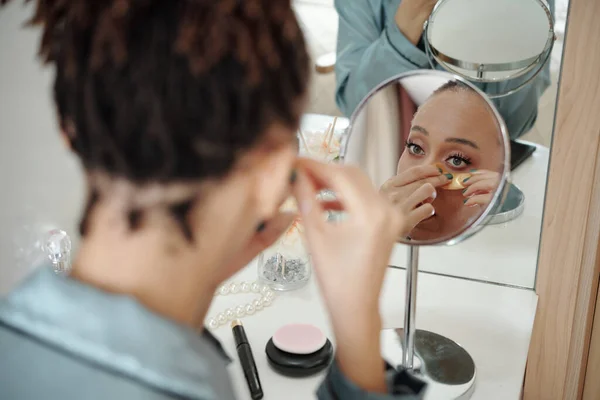 Mulher aplicando Undereye Patches — Fotografia de Stock