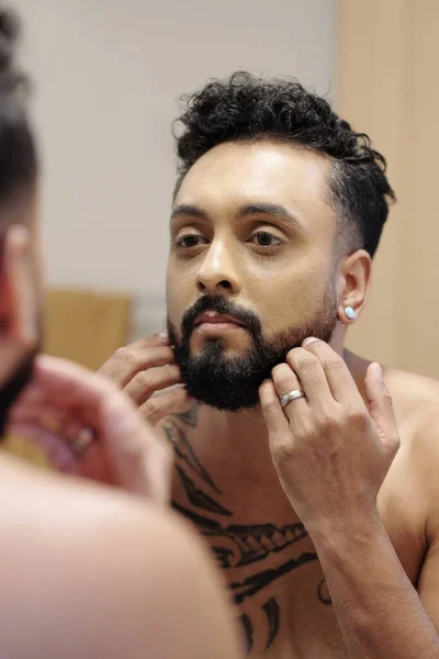 Mann setzt weichmachenden Bartbalsam ein — Stockfoto