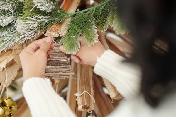 Donna appeso giocattolo sull'albero di Natale — Foto Stock