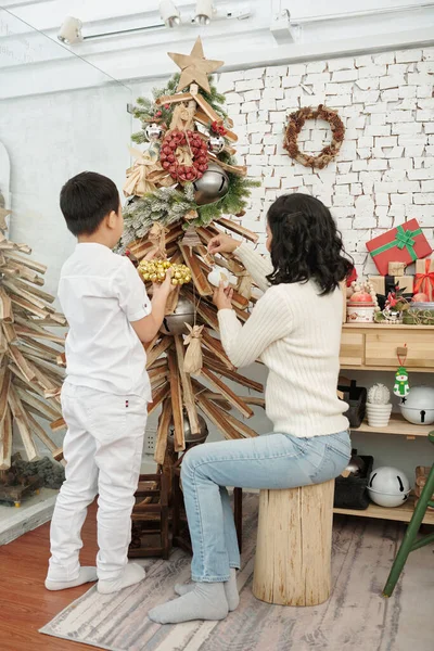 Mère et fils décorant l'arbre de Noël — Photo