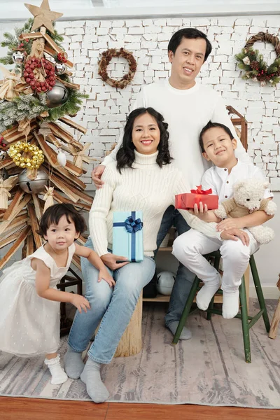 Famille souriante au sapin de Noël — Photo