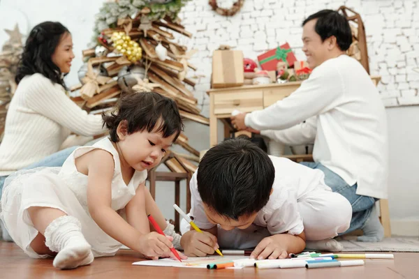 Niños dibujando en el suelo — Foto de Stock