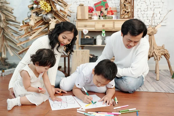 Familie zeichnet Weihnachtsbilder — Stockfoto