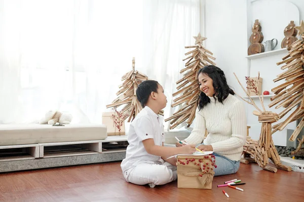 Mutter und Sohn zeichnen Weihnachtsbilder — Stockfoto