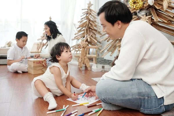 Padre e Hija Dibujando Imágenes de Navidad —  Fotos de Stock