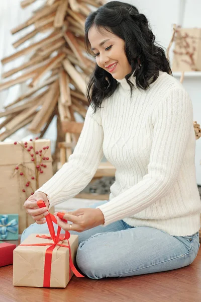 Женщина украшает рождественские подарки — стоковое фото