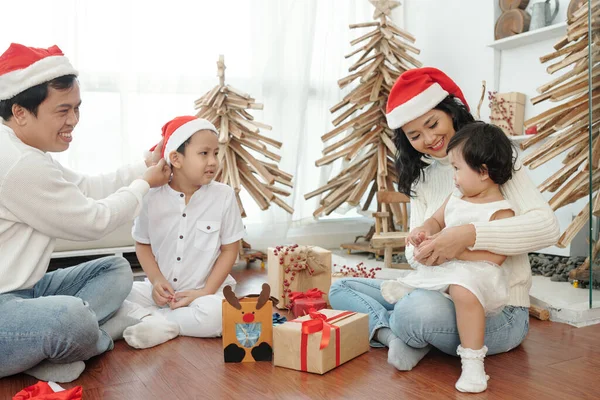La familia abre regalos de Navidad —  Fotos de Stock