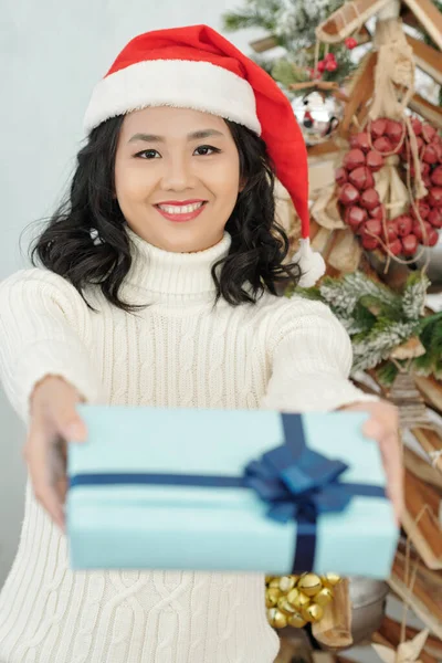 Mulher dando presente de Natal — Fotografia de Stock