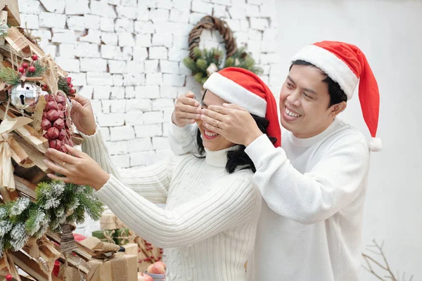 Husband Surprising Wife — Stock Photo, Image