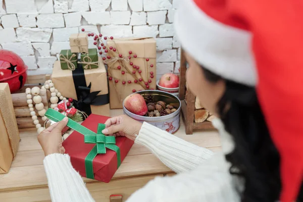 Woman Decorating Christmas Present — Stock Photo, Image