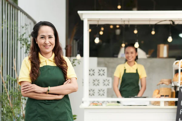 Frau steht vor Streetfood-Einkaufswagen — Stockfoto