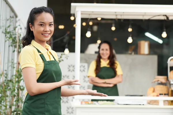 Jovem Mulher Clientes acolhedores — Fotografia de Stock