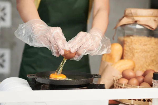 Cook popraskání vejce — Stock fotografie