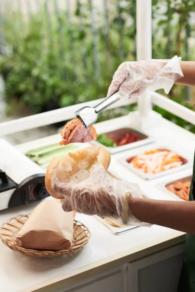 Fornecedor fazendo sanduíche de presunto — Fotografia de Stock