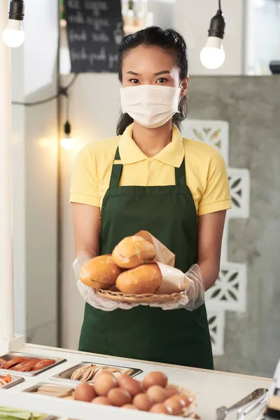 Junge Frau verkauft Sandwiches — Stockfoto