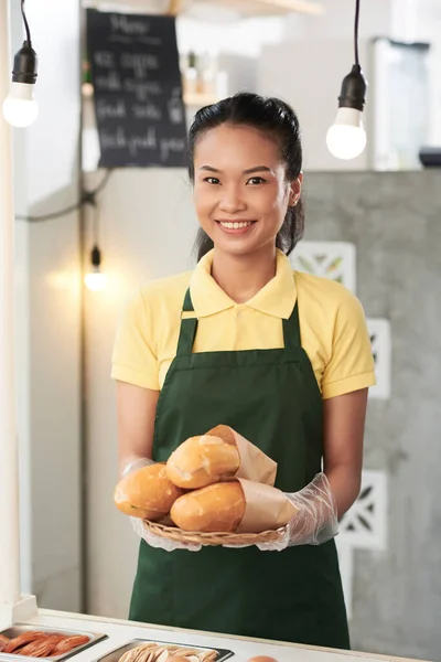 Молода жінка, яка працює кулінаром — стокове фото