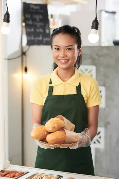 Junge Frau arbeitet als Verkäuferin — Stockfoto