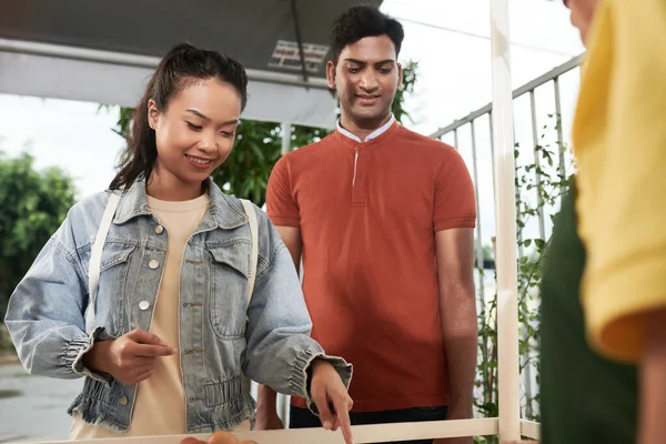 Diversa pareja ordenando comida callejera — Foto de Stock