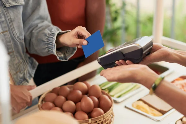 Compra de alimentos pelo cliente no mercado — Fotografia de Stock