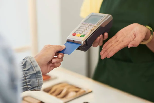 Coffeeshop-Kunde bezahlt mit Kreditkarte — Stockfoto