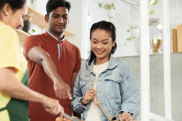 Pareja comprando huevos en el mercado — Foto de Stock