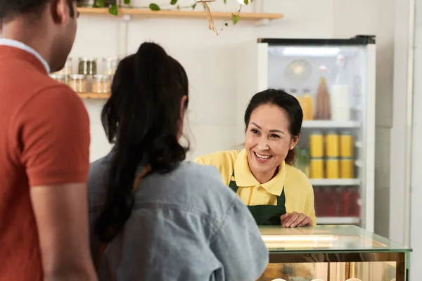 Volwassen vrouw verkoopt Street Food — Stockfoto