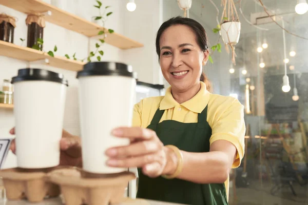 Coffeeshop Worker ger order — Stockfoto