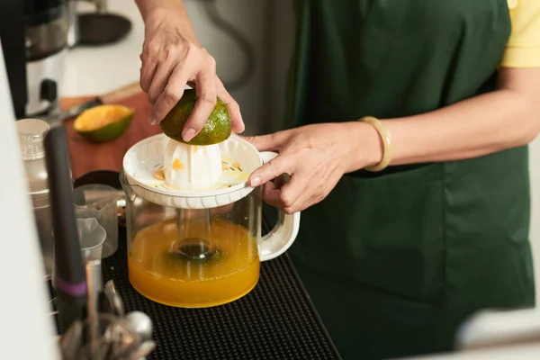 Coffeeshop Worker Making Orange Juice — Stock Photo, Image