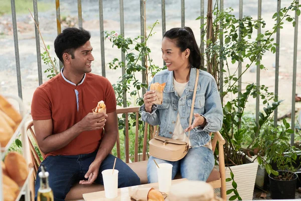 Пара ест бутерброды на открытом воздухе — стоковое фото