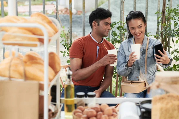 Freunde machen Selfie im Café — Stockfoto