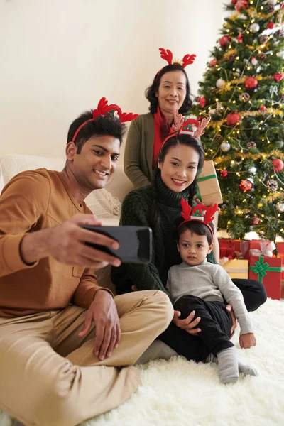Mann fotografiert mit Familie — Stockfoto