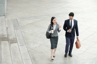 İş Kadını İş Arkadaşlarıyla İş Tartışması