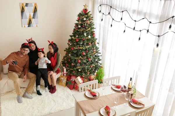 クリスマスセルフィーを撮る家族 — ストック写真