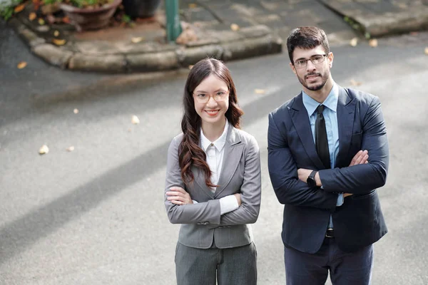 Selbstbewusst lächelnde Geschäftsleute — Stockfoto