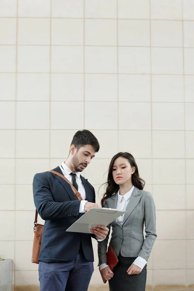 Gerentes de Marketing Discutiendo Informe — Foto de Stock