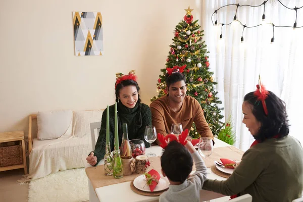 Οικογένεια ξοδεύει τα Χριστούγεννα δείπνο στο σπίτι — Φωτογραφία Αρχείου